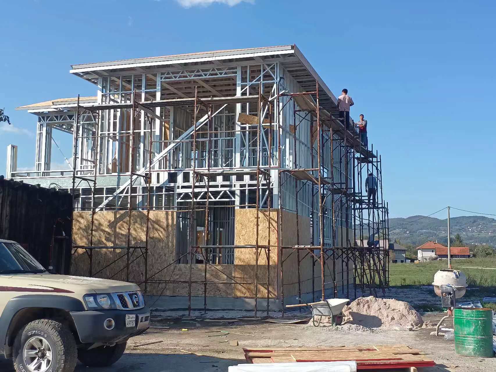 正在組裝中的輕鋼別墅 正在組裝中的輕鋼別墅