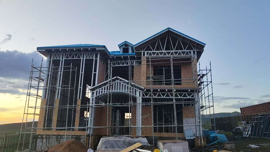 正在俄羅斯搭建的輕鋼別墅